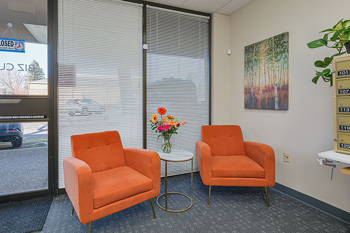 Coworking space at Biz Cube in Gladstone Oregon with flexible desks and office rentals