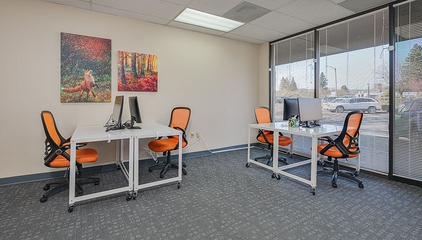 Coworking space at Biz Cube in Gladstone Oregon with flexible desks and office rentals